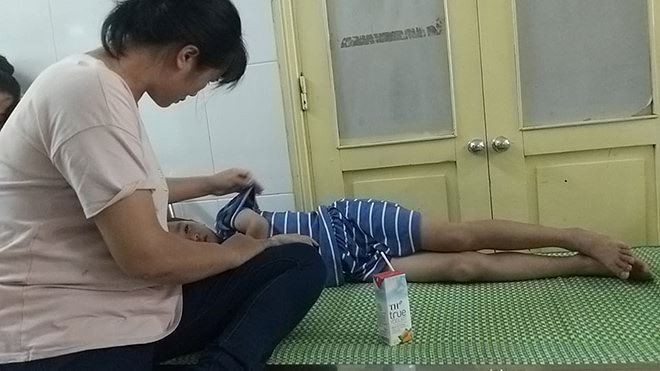 Tin mới nghi án 2 nam sinh 14 tuổi xâm hại bé lớp 2 sau bờ tường - ảnh 1