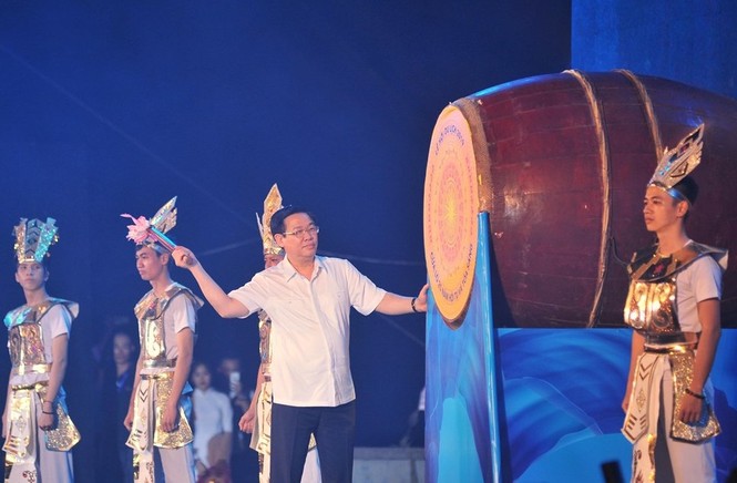 Phó Thủ tướng Vương Đình Huệ đánh trống khai hội du lịch Cửa Lò 2019 - ảnh 2