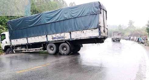 Tai nạn nghiêm trọng trên quốc lộ, tài xế xe bán tải tử vong tại chỗ - ảnh 1