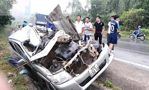 Tai nạn nghiêm trọng trên quốc lộ, tài xế xe bán tải tử vong tại chỗ - ảnh 2