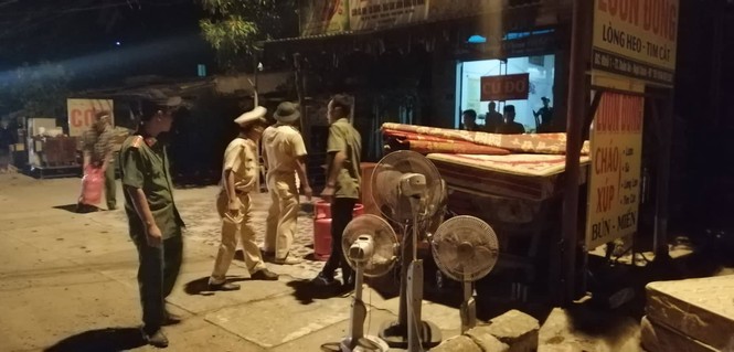 Hàng trăm người dân Hà Tĩnh hối hả dọn đồ “trốn lửa” trong đêm - ảnh 6