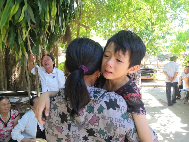 Tàu cá gặp nạn trên biển, 1 người chết, 9 người mất tích: Tang thương quê nghèo - ảnh 1