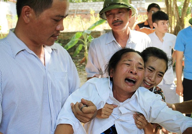 Tàu cá gặp nạn trên biển, 1 người chết, 9 người mất tích: Tang thương quê nghèo - ảnh 2