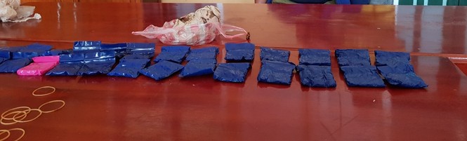 Người vận chuyển bị bắt giữ khi mang 1kg thuốc phiện qua biên giới - ảnh 2