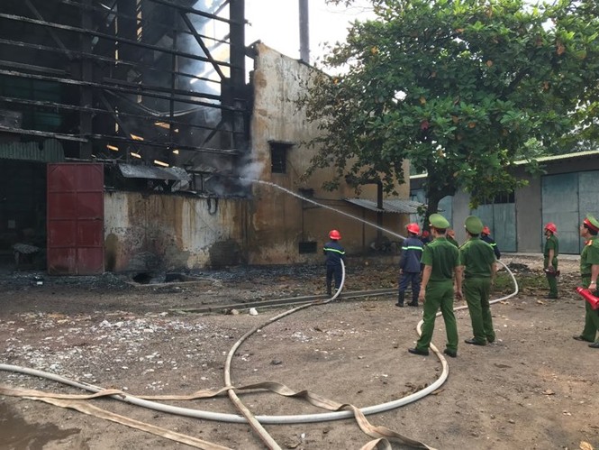 Lò luyện thiếc cháy dữ dội khi 8 công nhân bàn giao ca trực - ảnh 3