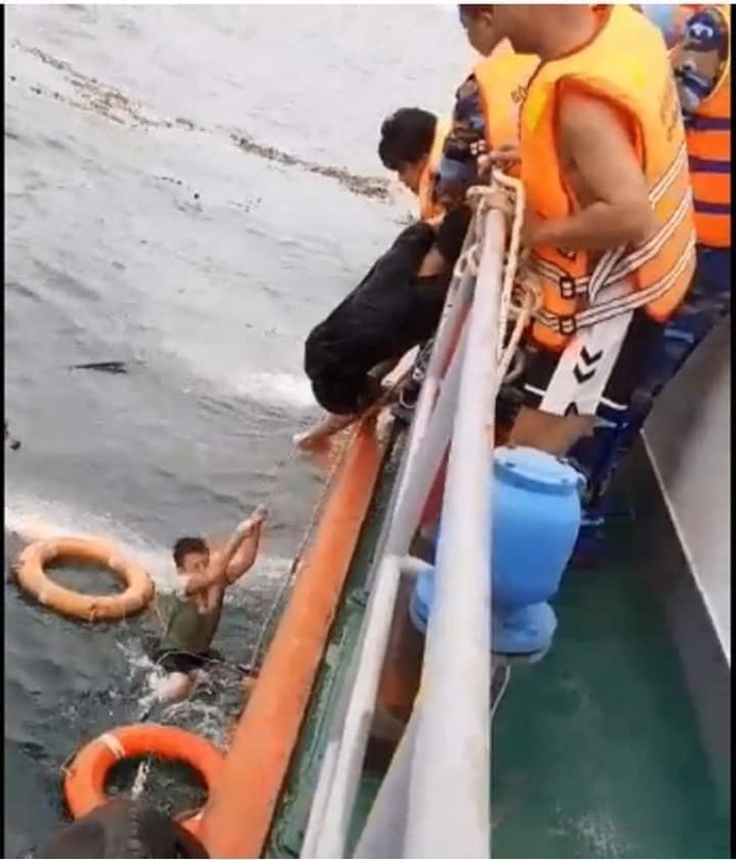 Tàu cá Nghệ An bị chìm trên biển Quảng Bình: Vợ khóc ngất gọi tên chồng - ảnh 3