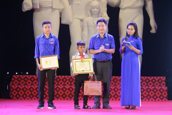 Tặng bằng khen của Bộ trưởng Bộ GD&ĐT cho nam sinh cứu người giữa lũ - ảnh 1