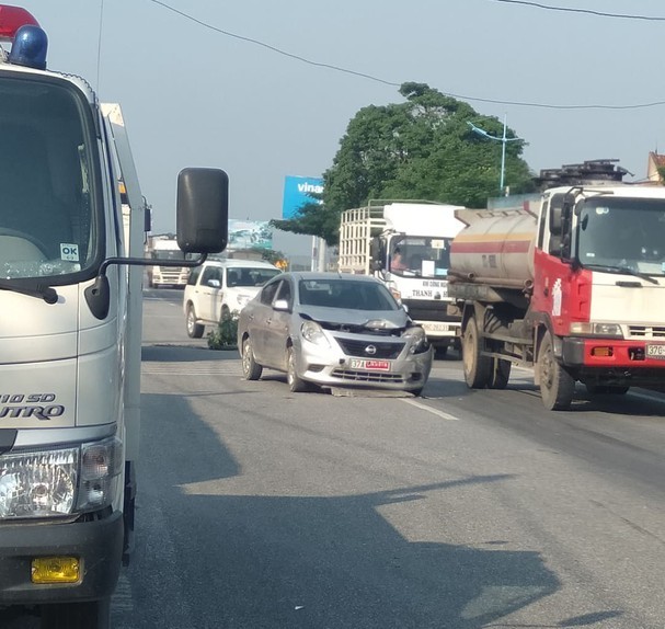 Xe giường nằm chở 24 hành khách tai nạn liên hoàn trên quốc lộ 1A - ảnh 2