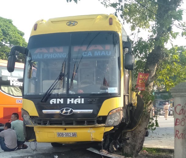 Xe giường nằm chở 24 hành khách tai nạn liên hoàn trên quốc lộ 1A - ảnh 1