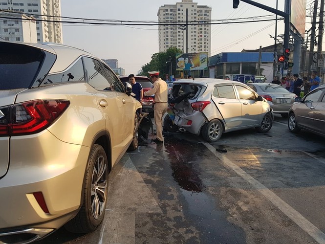 Tai nạn liên hoàn giữa 4 ô tô, 2 xe máy trên đường thành phố Vinh - ảnh 1