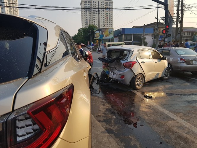 Tai nạn liên hoàn giữa 4 ô tô, 2 xe máy trên đường thành phố Vinh - ảnh 2