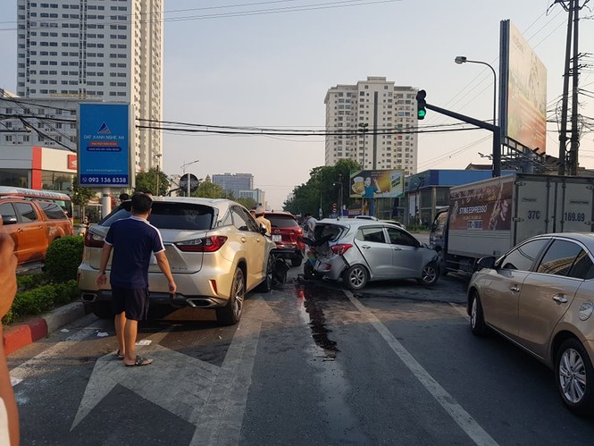 Tai nạn liên hoàn giữa 4 ô tô, 2 xe máy trên đường thành phố Vinh - ảnh 4