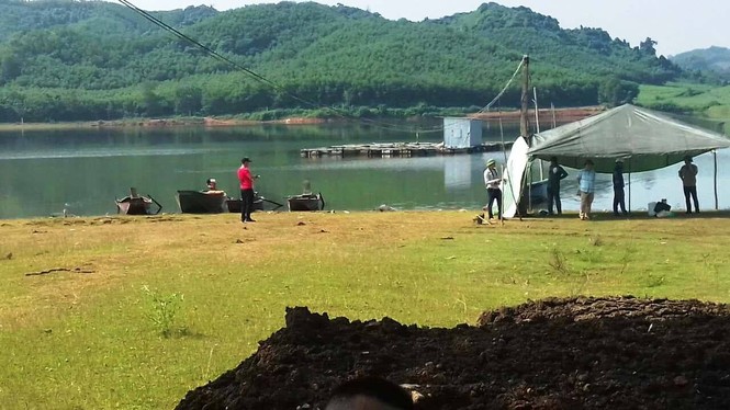 Người dân hoảng hồn phát hiện thi thể đàn ông bên bờ hồ - ảnh 1