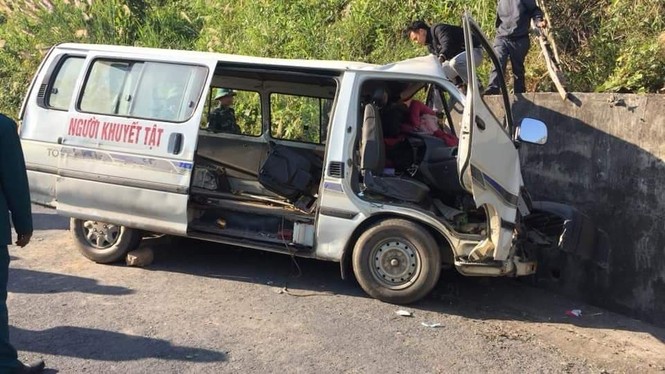 Xe chở người khuyết tật bị nạn ở biên giới, 2 người chết, nhiều người bị thương - ảnh 1