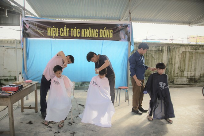 Học sinh nghèo thích thú với tiệm cắt tóc 0 đồng tại trường của thầy giáo ở Hà Tĩnh - ảnh 1