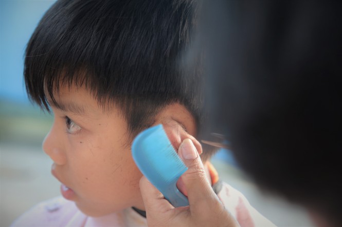 Học sinh nghèo thích thú với tiệm cắt tóc 0 đồng tại trường của thầy giáo ở Hà Tĩnh - ảnh 5