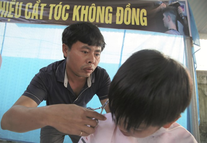 Học sinh nghèo thích thú với tiệm cắt tóc 0 đồng tại trường của thầy giáo ở Hà Tĩnh - ảnh 4