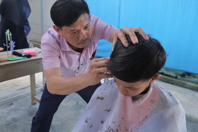 Học sinh nghèo thích thú với tiệm cắt tóc 0 đồng tại trường của thầy giáo ở Hà Tĩnh - ảnh 2
