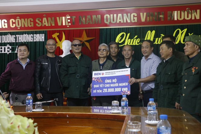 Ngân hàng BIDV và báo Tiền Phong tặng quà Tết thương binh - ảnh 7