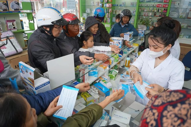 Hà Tĩnh cấp miễn phí hàng ngàng khẩu trang y tế và gel rửa cho người dân - ảnh 1