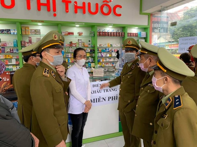 Hà Tĩnh cấp miễn phí hàng ngàng khẩu trang y tế và gel rửa cho người dân - ảnh 2
