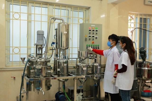 ĐH Vinh sản xuất dung dịch rửa tay, cấp phát miễn phí cho người dân - ảnh 2