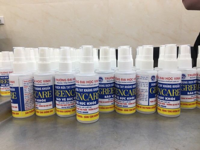 ĐH Vinh sản xuất dung dịch rửa tay, cấp phát miễn phí cho người dân - ảnh 3