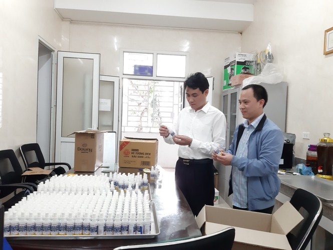 ĐH Vinh sản xuất dung dịch rửa tay, cấp phát miễn phí cho người dân - ảnh 1