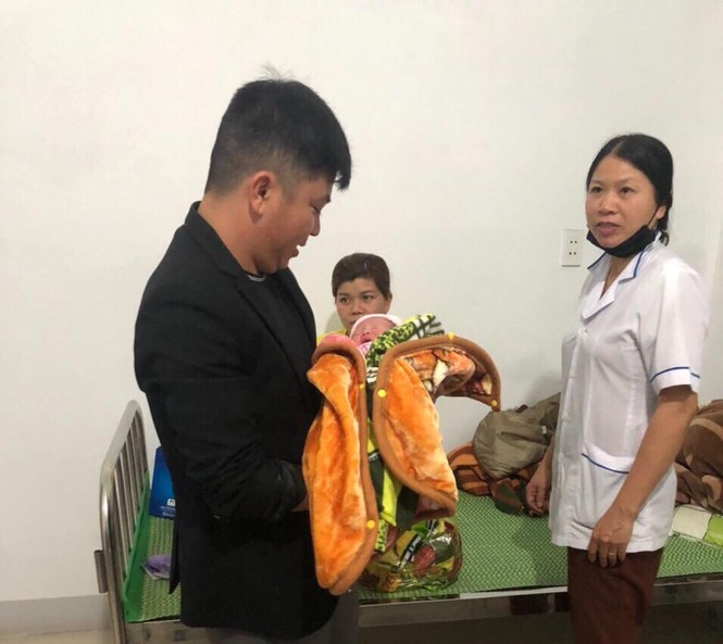 Bé gái sơ sinh bị bỏ rơi trước nhà dân trong đêm - ảnh 1