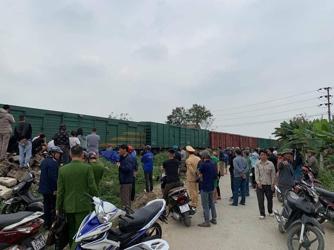 Băng qua đường dân sinh, xe tải bị tàu hỏa đâm rơi xuống ao, tài xế tử vong - ảnh 2