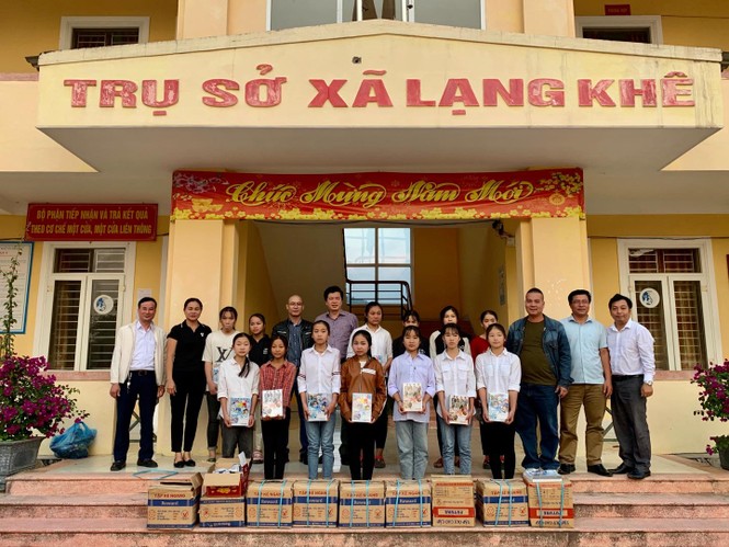 Tặng 1.300 cuốn vở cho học sinh Chôm Lôm - ảnh 2