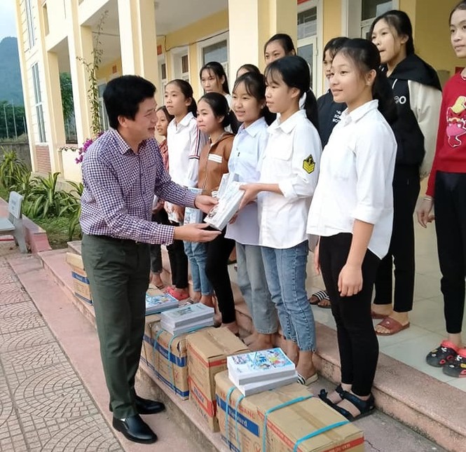 Tặng 1.300 cuốn vở cho học sinh Chôm Lôm - ảnh 1