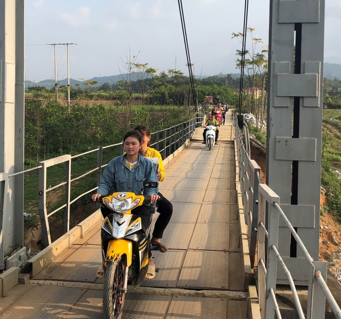 Tặng 1.300 cuốn vở cho học sinh Chôm Lôm - ảnh 3