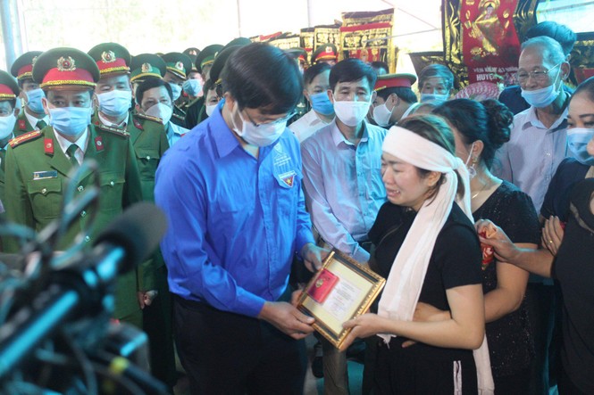 Trung ương Đoàn tặng huy hiệu Tuổi trẻ dũng cảm cho thượng úy hy sinh khi làm nhiệm vụ - ảnh 2