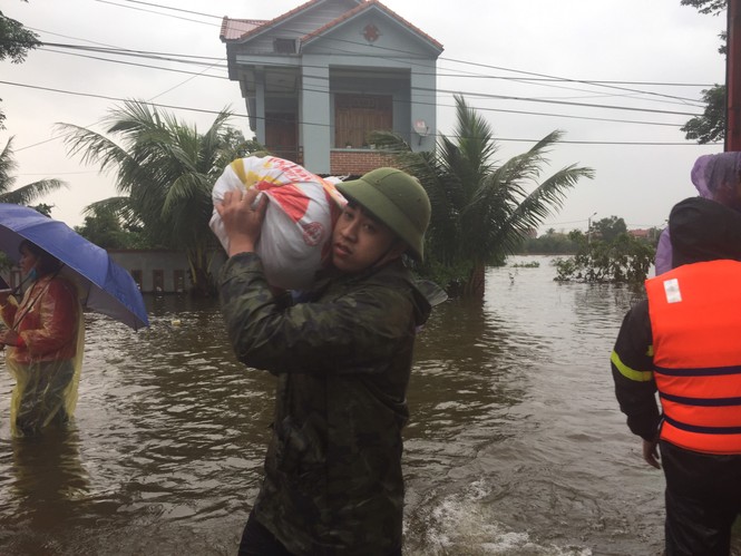 Hàng chục đoàn xe nối đuôi nhau chi viện cho