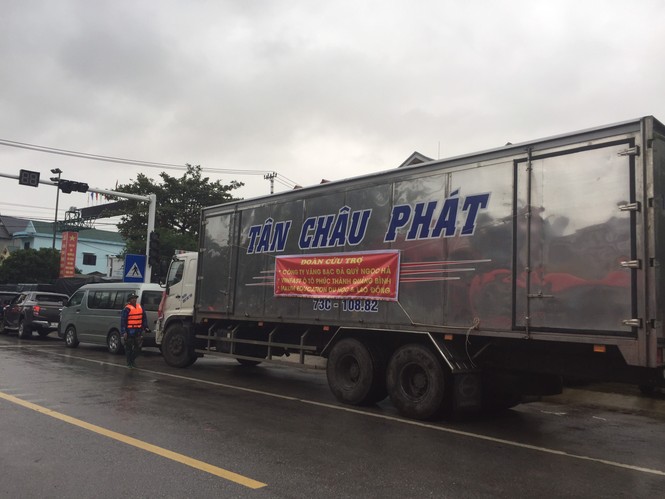 Hàng chục đoàn xe nối đuôi nhau chi viện cho