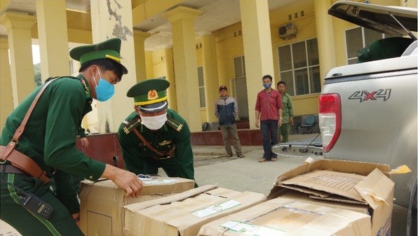 Bắt giữ kẻ tuồn 64.500 khẩu trang y tế qua biên giới - ảnh 1