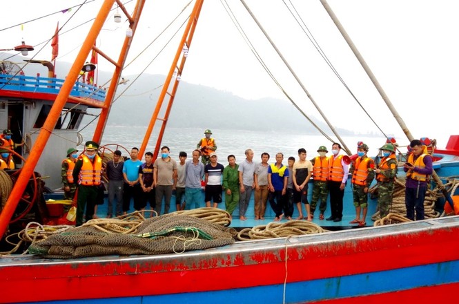 Nổ súng, truy đuổi hai tàu cá khai thác trái phép hải sản trên biển - ảnh 1