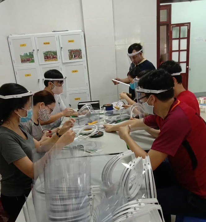 Đoàn thanh niên bệnh viện làm kính chắn giọt bắn phòng COVID-19 - ảnh 6