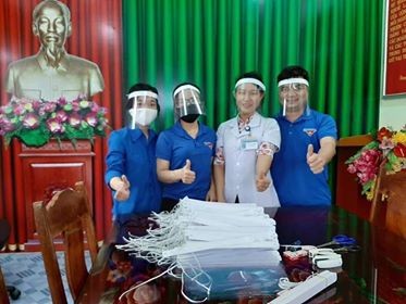 Chống dịch COVID-19, Đoàn thanh niên Bệnh viện sáng chế làm kính chắn giọt bắn - ảnh 3