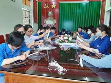 Chống dịch COVID-19, Đoàn thanh niên Bệnh viện sáng chế làm kính chắn giọt bắn - ảnh 2