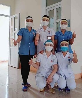 Chống dịch COVID-19, Đoàn thanh niên Bệnh viện sáng chế làm kính chắn giọt bắn - ảnh 1