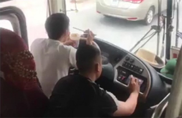 Bị tước bằng lái khi vừa lái xe, vừa ăn mì tôm - ảnh 1