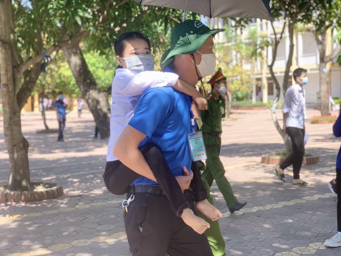 Cảm động hình ảnh thanh niên tình nguyện cõng nữ sinh khuyết tật đi thi - ảnh 2