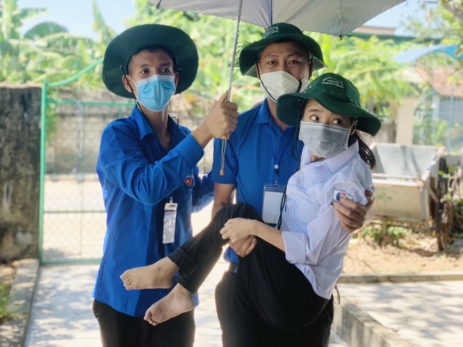 Cảm động hình ảnh thanh niên tình nguyện cõng nữ sinh khuyết tật đi thi - ảnh 1