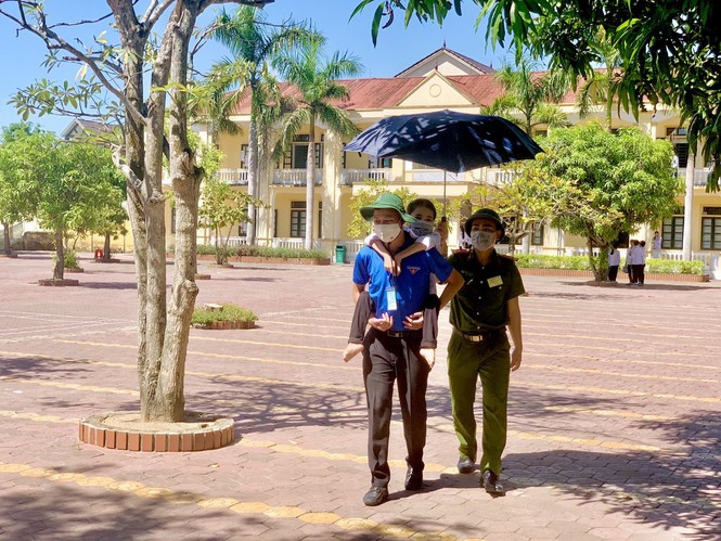 Cảm động hình ảnh thanh niên tình nguyện cõng nữ sinh khuyết tật đi thi - ảnh 4
