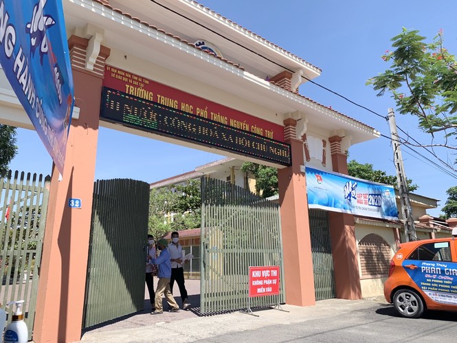 Cảm động hình ảnh thanh niên tình nguyện cõng nữ sinh khuyết tật đi thi - ảnh 5
