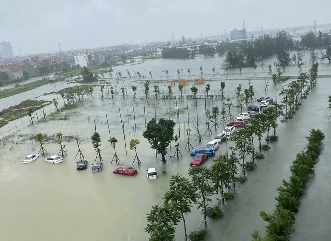 The wooden lake increases the discharge of the floods, people ask for help because the water is fast - photo 4