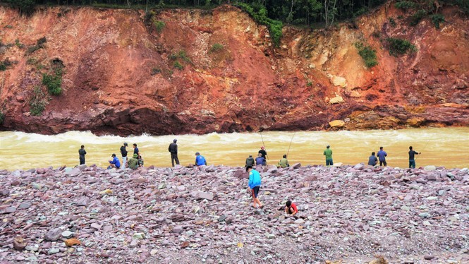 Ho Ke Go flooded, people came together to hunt fish 