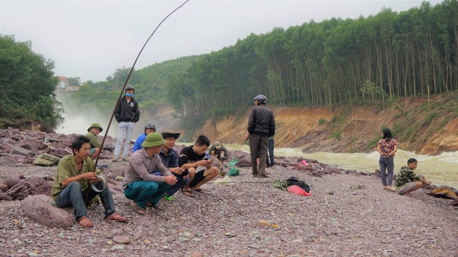 Ho Ke Go flooded, people came together to hunt fish 